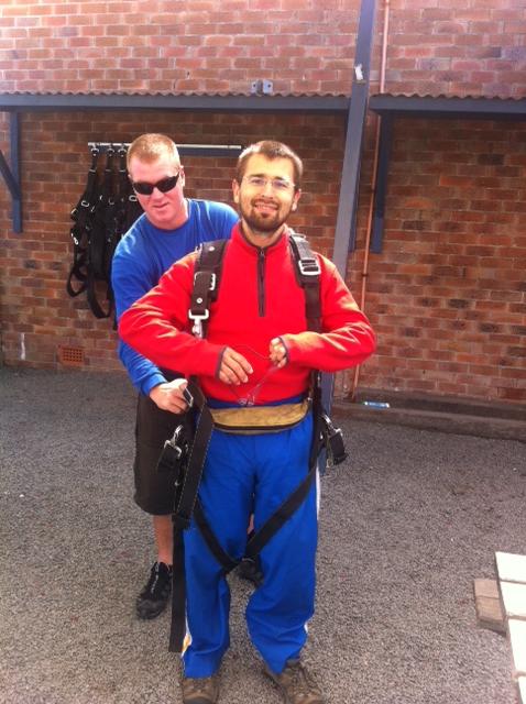 31 October 2011 à 10h36 - Alex s'est fait offrir un saut en parachute par notre ami en Nouvelle Calédonie.<br />Frissons garantis!